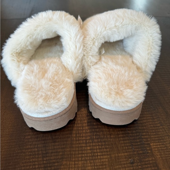 NWT JCrew cream cable knit slippers with fur lining | Size 7 - Picture 2 of 6